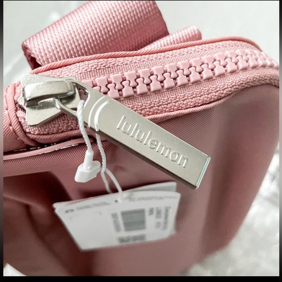 Lululemon Everywhere Belt Bag 1L - Pastel Pink NWT - Picture 4 of 8